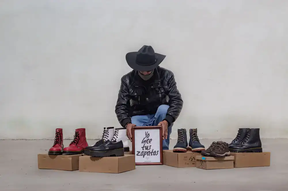 Variedad de zapatos de cuero expuestos