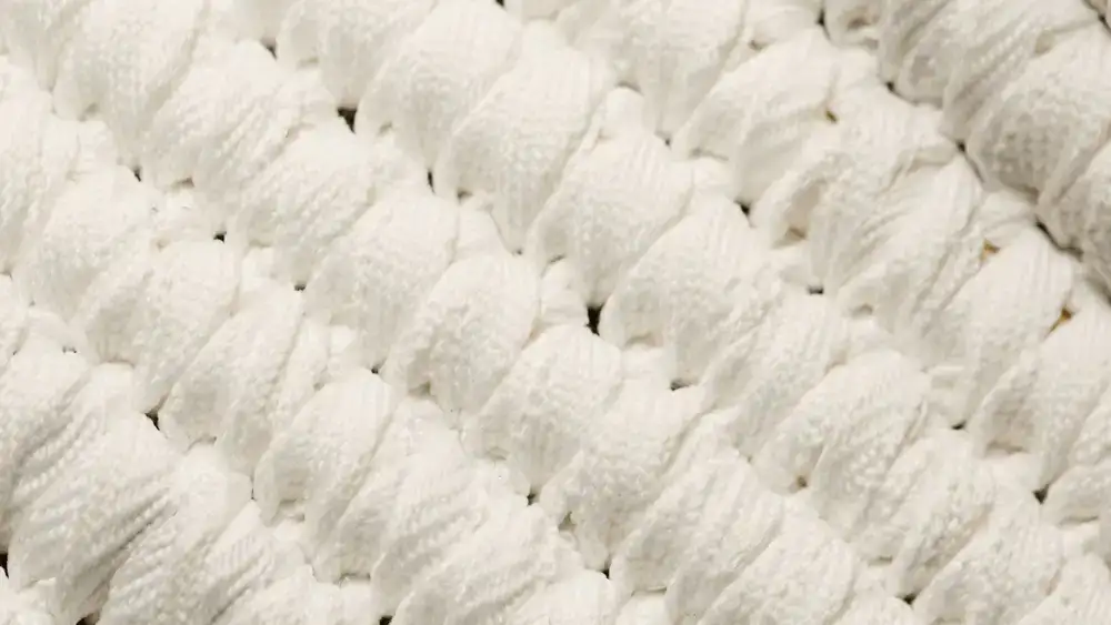 Detalle de costuras y textura de piel en un zapato